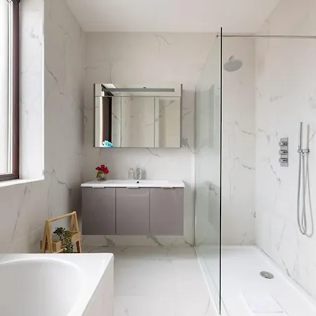 Modern Central 3 Bedroom Townhouse By Wild Roses Лондон Экстерьер фото