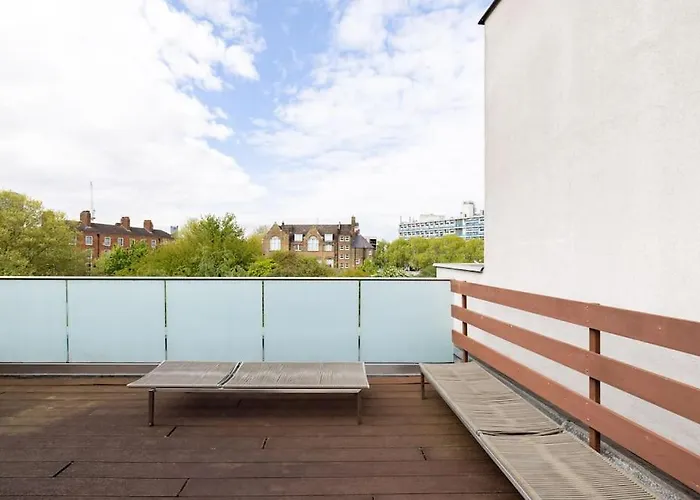 Modern Central 3 Bedroom Townhouse By Wild Roses