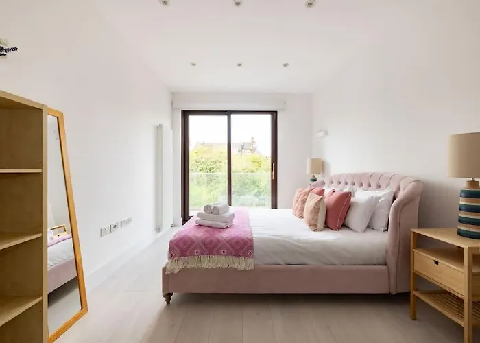 Modern Central 3 Bedroom Townhouse By Wild Roses
