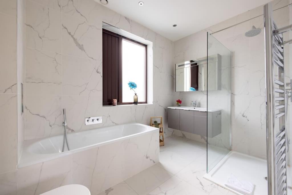 Modern 3 Bedroom Townhouse By Wild Roses Hébergement de vacances Londres