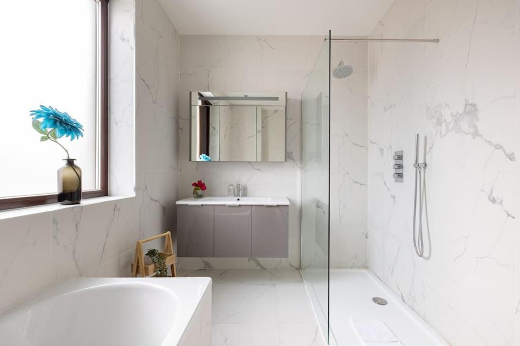 Modern 3 Bedroom Townhouse By Wild Roses Hébergement de vacances Londres