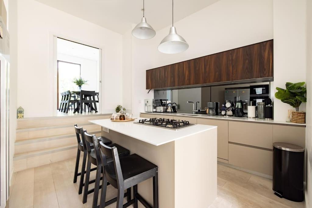 Modern 3 Bedroom Townhouse By Wild Roses Hébergement de vacances *