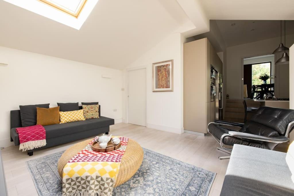 Дом отдыха Modern 3 Bedroom Townhouse By Wild Roses Лондон